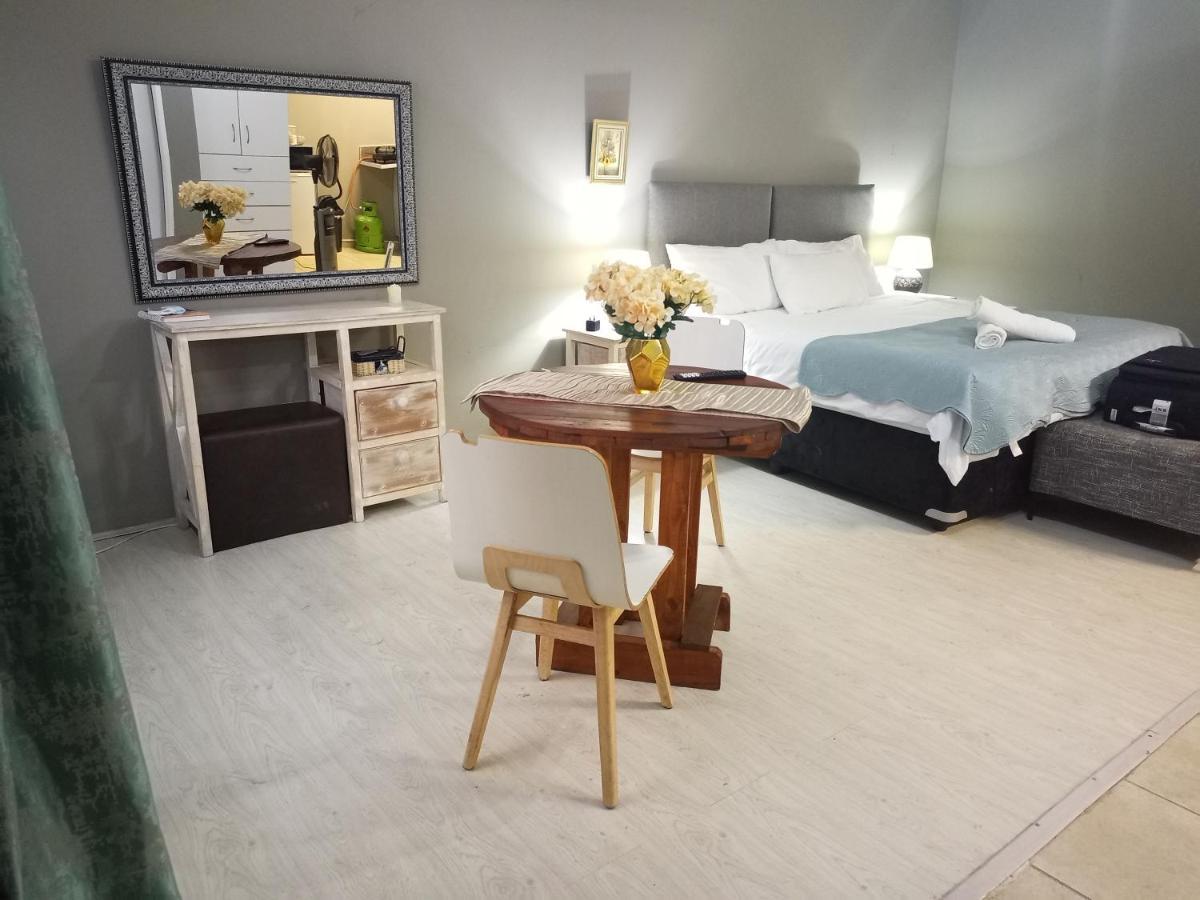 Menlyn Mews Guesthouse Pretoria-Noord Esterno foto