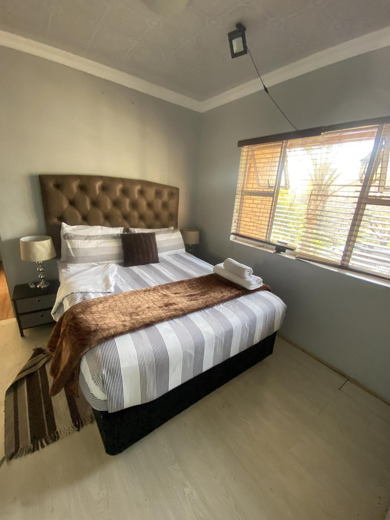 Menlyn Mews Guesthouse Pretoria-Noord Esterno foto